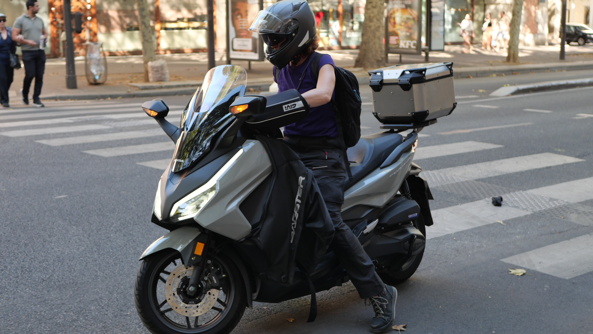 Christèle se déplace en scooter pour ses interventions